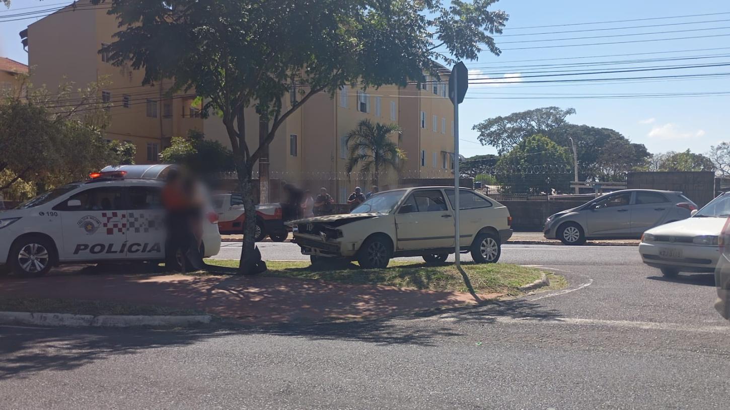 Homem fica ferido em acidente entre carro e moto na Abrahão Brickmann