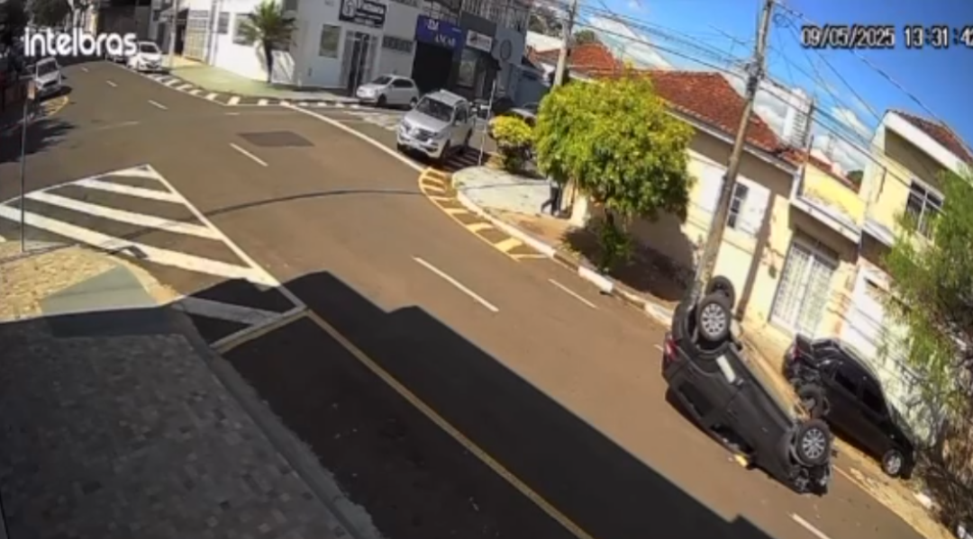 Carro capota após colisão em cruzamento no Cidade Nova