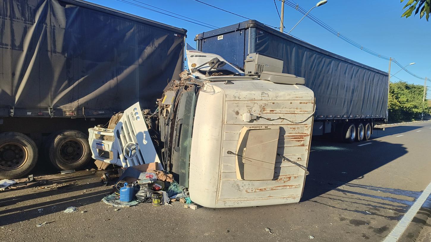 Cabine de caminhão fica destruída em acidente na avenida Emílio Paludetto