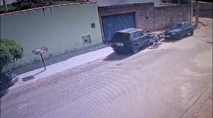 Motorista aprendiz colide em veículos e quase atropela cão