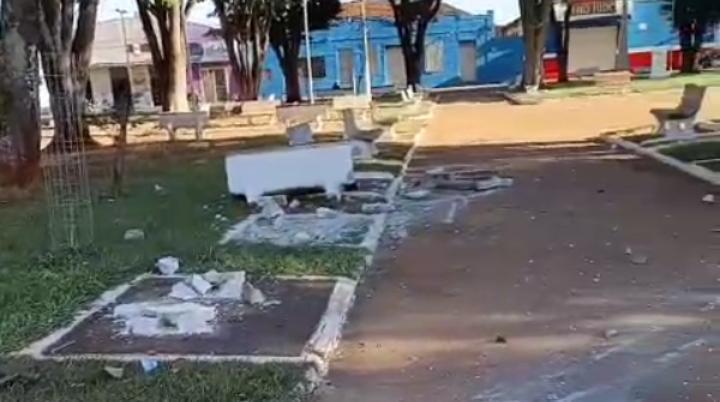 Motorista invade praça e destrói bancos em São José da Bela Vista