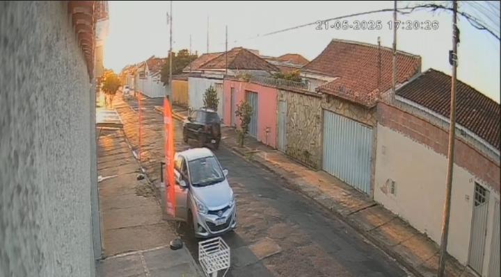 Motorista foge após bater em moto estacionada no Jardim Redentor
