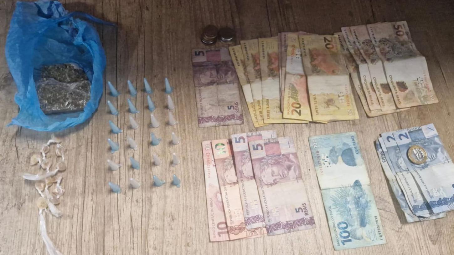 Mulher é presa pela PM após esconder drogas em cano de esgoto