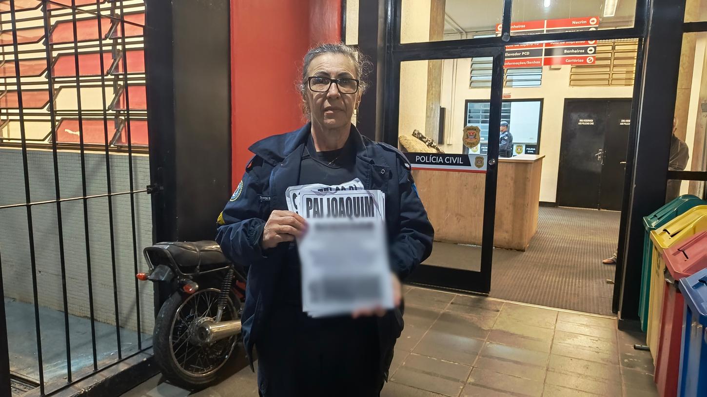 De novo: homem é flagrado pela GCM colando cartazes do pai Joaquim