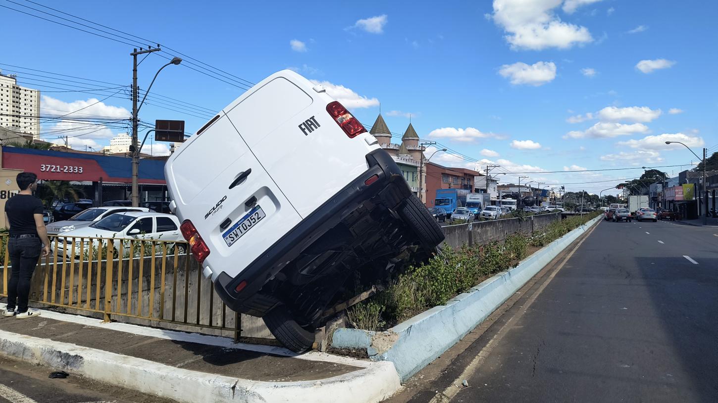 Motorista passa mal e por pouco não cai no córrego dos Bagres