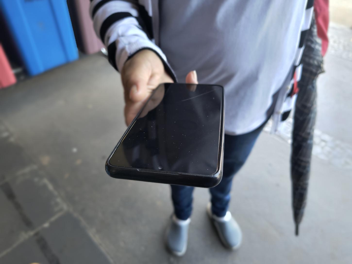 Ladrão agride e rouba celular de mulher, mas acaba preso