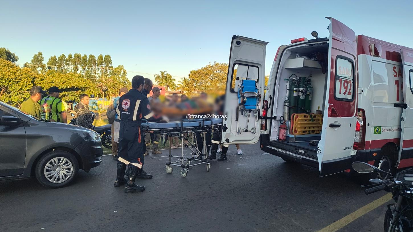Idoso é atropelado por moto em avenida e fica em estado grave