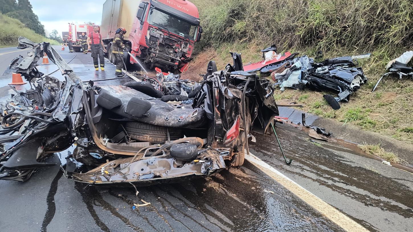 Colisão entre carro e caminhão deixa dois mortos na rodovia Ronan Rocha