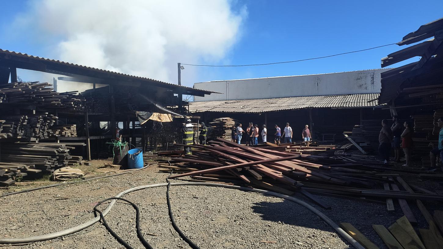 Incêndio atinge madeireira e mobiliza bombeiros no Jardim Ângela Rosa