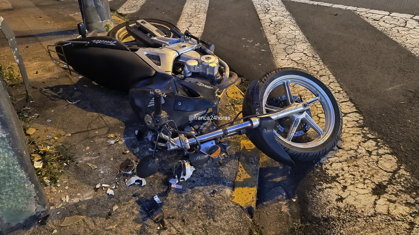 Motociclista sofre ferimentos graves em acidente no Centro de Franca