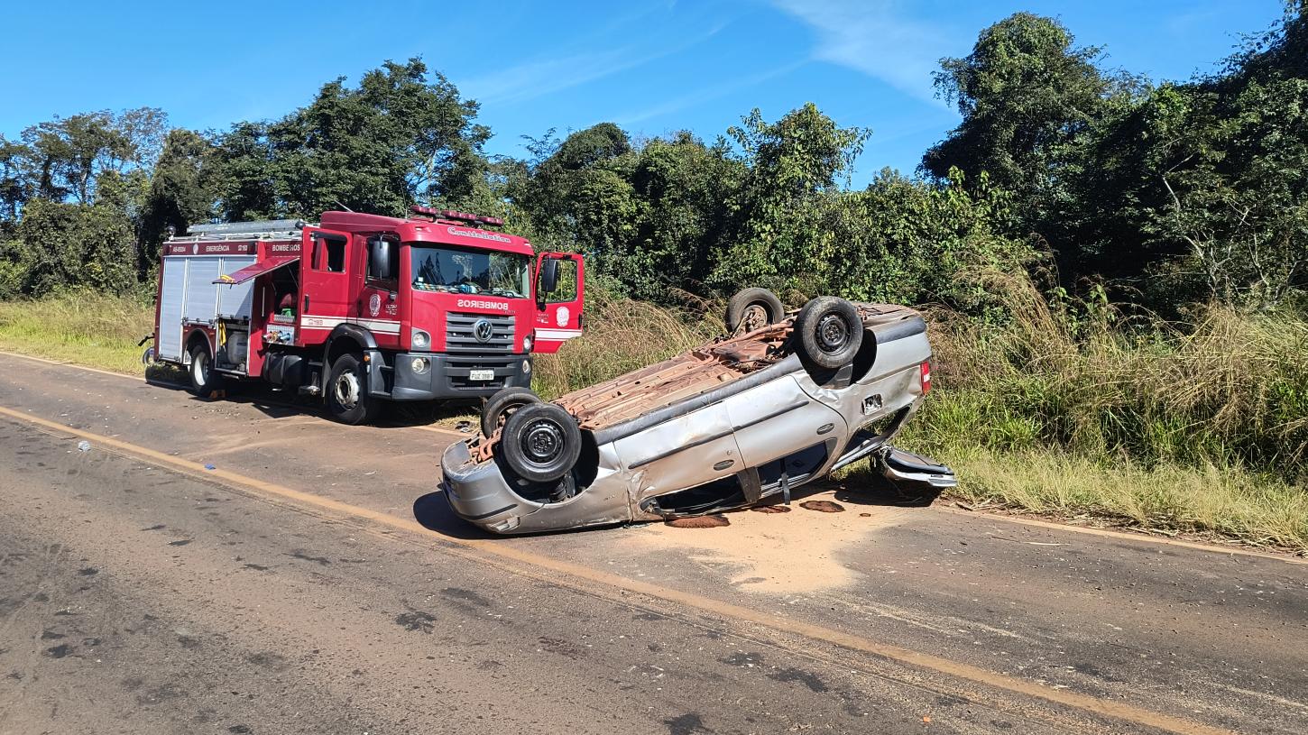Homem fica em estado grave após ser ejetado de carro em capotamento