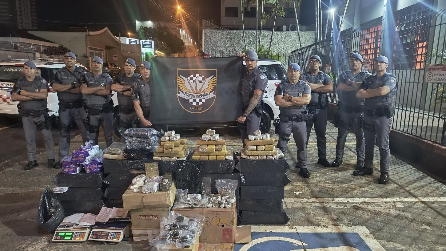 Força Tática prende traficantes que despachavam drogas em fraldas