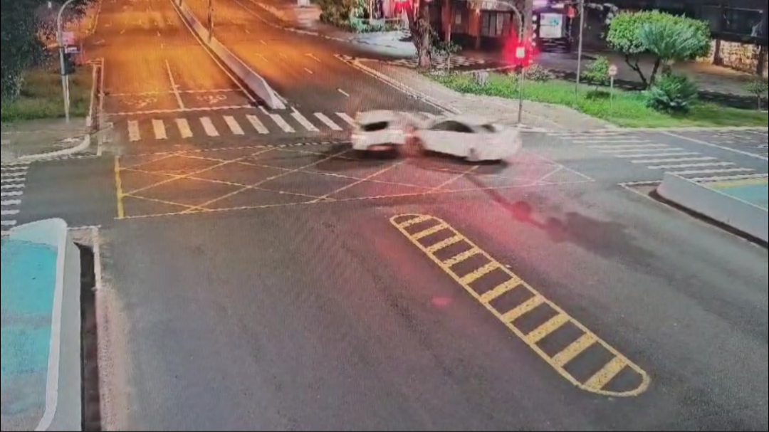 Motorista tenta passar no sinal vermelho e causa acidente