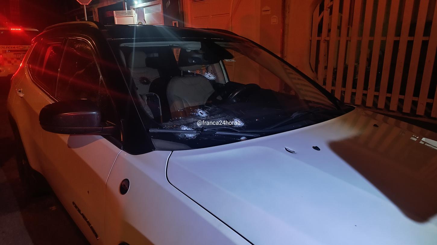 Homem é baleado cinco vezes em veículo no Parque do Horto