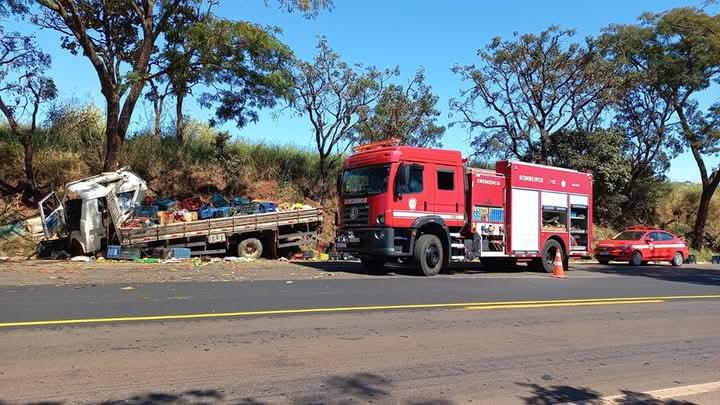 Pai e filho morrem em grave acidente na rodovia Altino Arantes