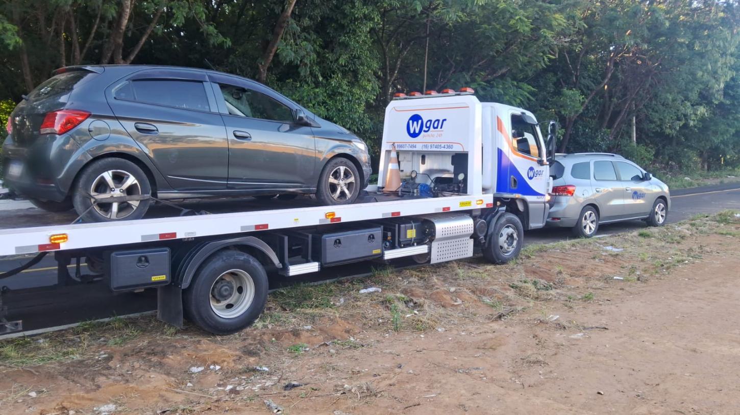 PM recupera veículo furtado em área de mata no Vera Cruz