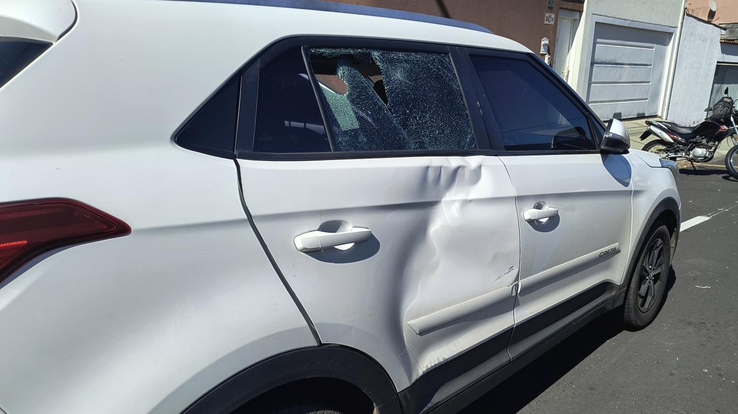 Adolescente avança sinal de pare com bicicleta e atinge carro no Dermínio