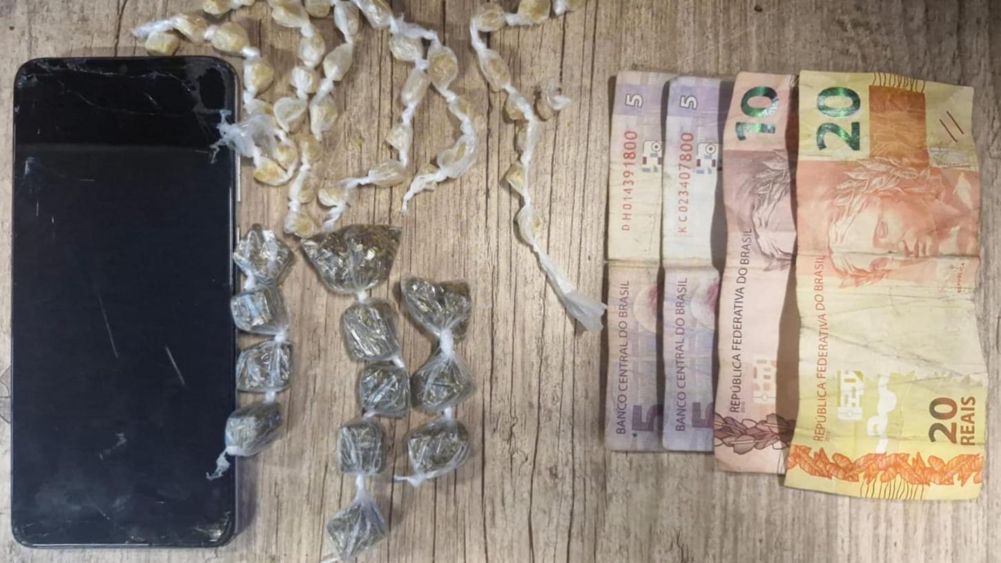 Adolescente esconde drogas em sofá velho e é detido pela Polícia Militar