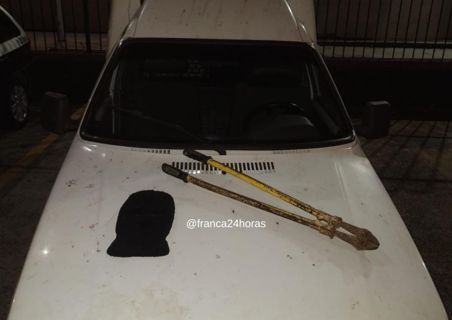 Bandidos tentam fugir da PM com veículo furtado, mas são presos