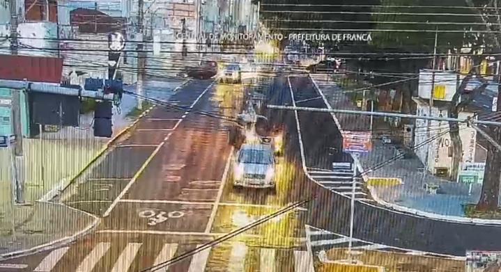 Câmera flagra capotamento na avenida Major Nicácio
