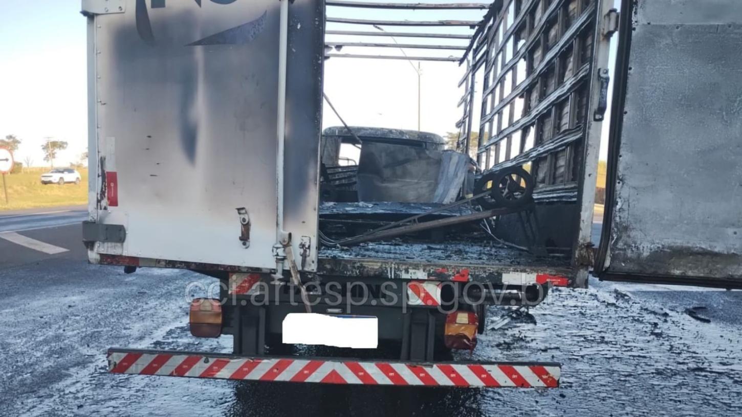 Caminhão com 700 quilos de papel sulfite pega fogo em rodovia