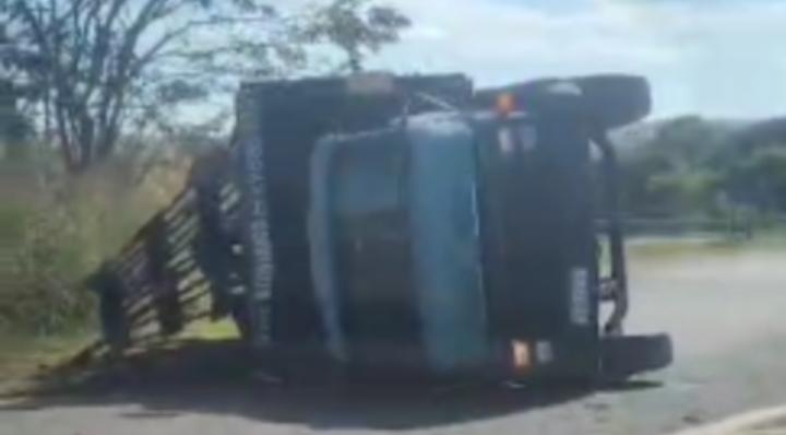 Caminhão com gado tomba em alça de acesso da rodovia Ronan Rocha