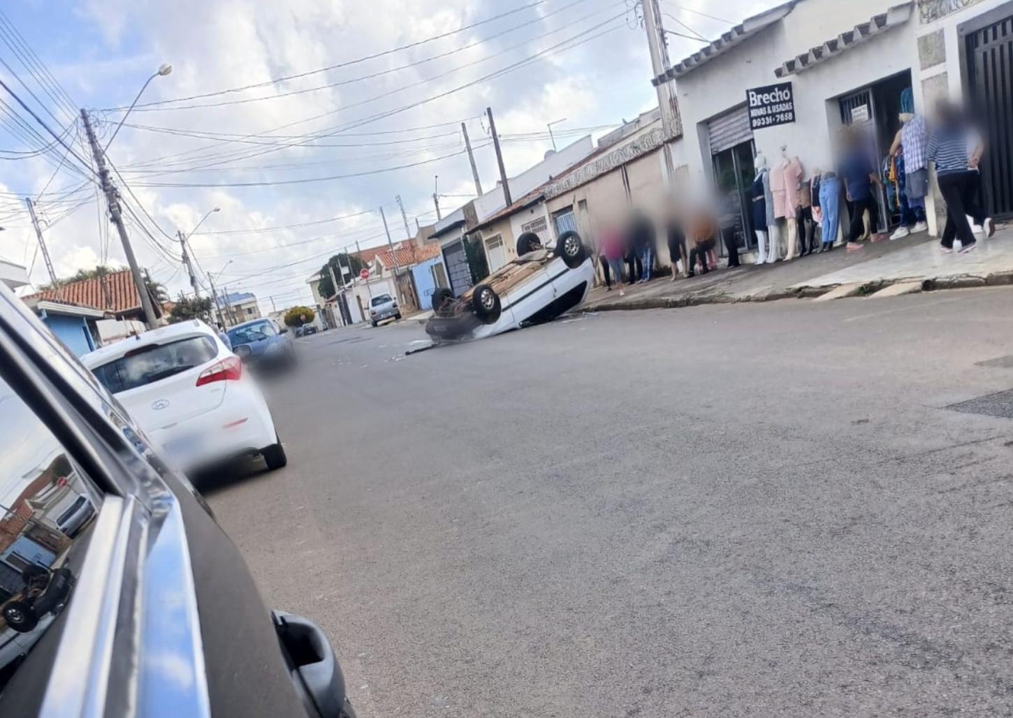 Carro capota após colisão no Jardim Dermínio