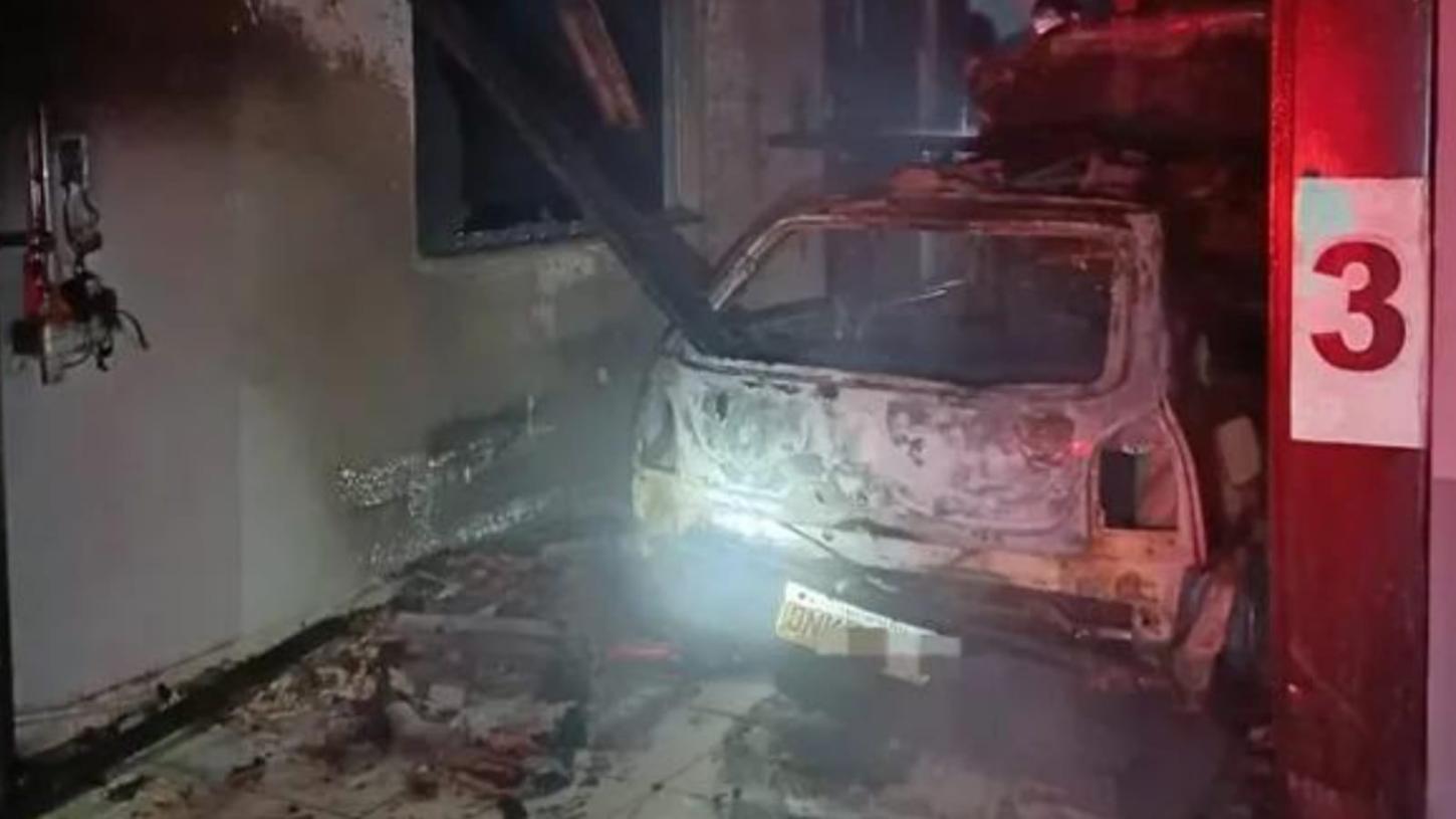 Carro fica destruído após pegar fogo em suíte de motel