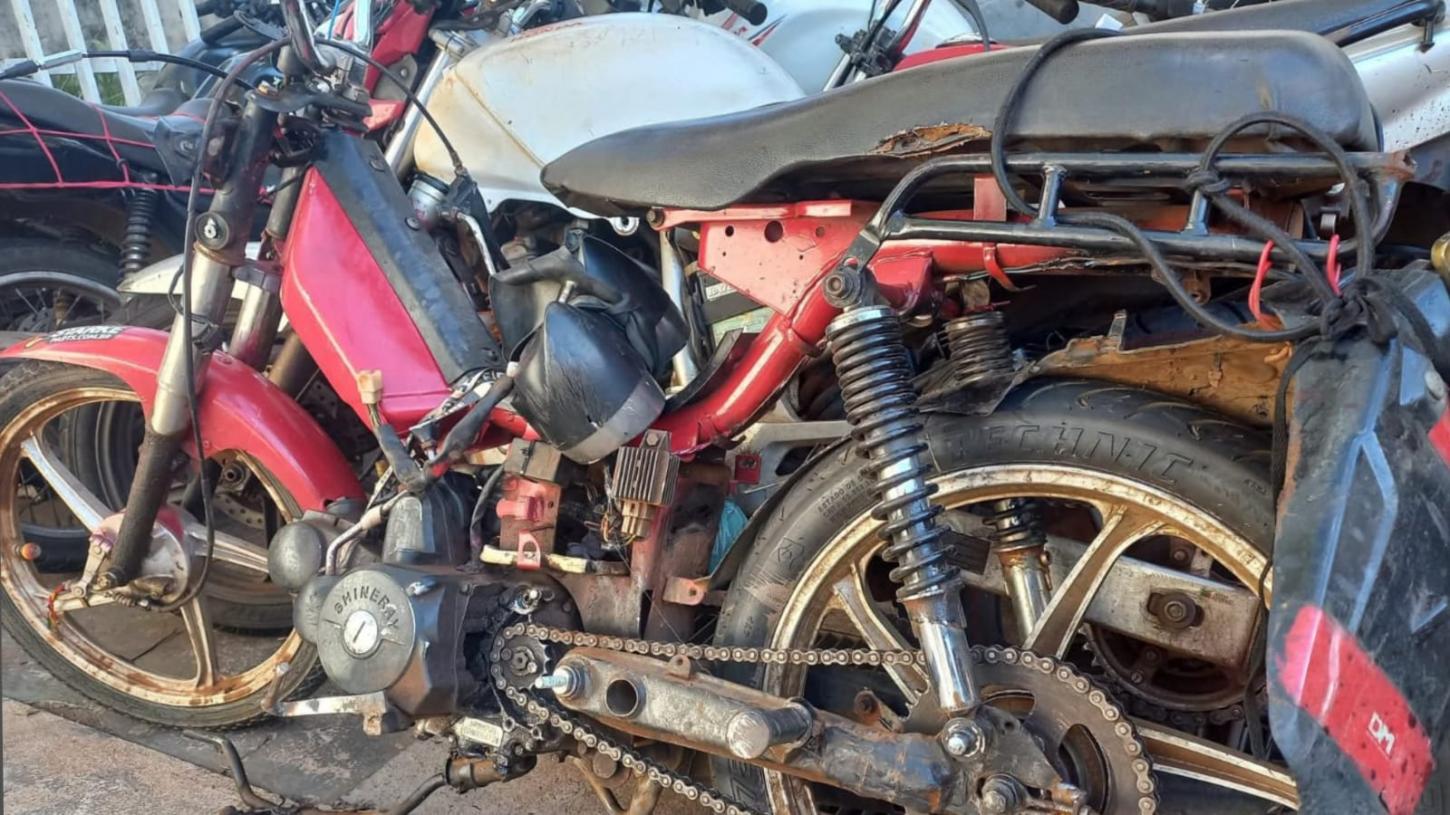 Colisão frontal entre caminhonete e ciclomotor deixa duas vítimas fatais