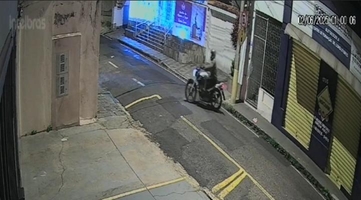 Bandidos invadem autoescola e furtam motos e dinheiro no Centro