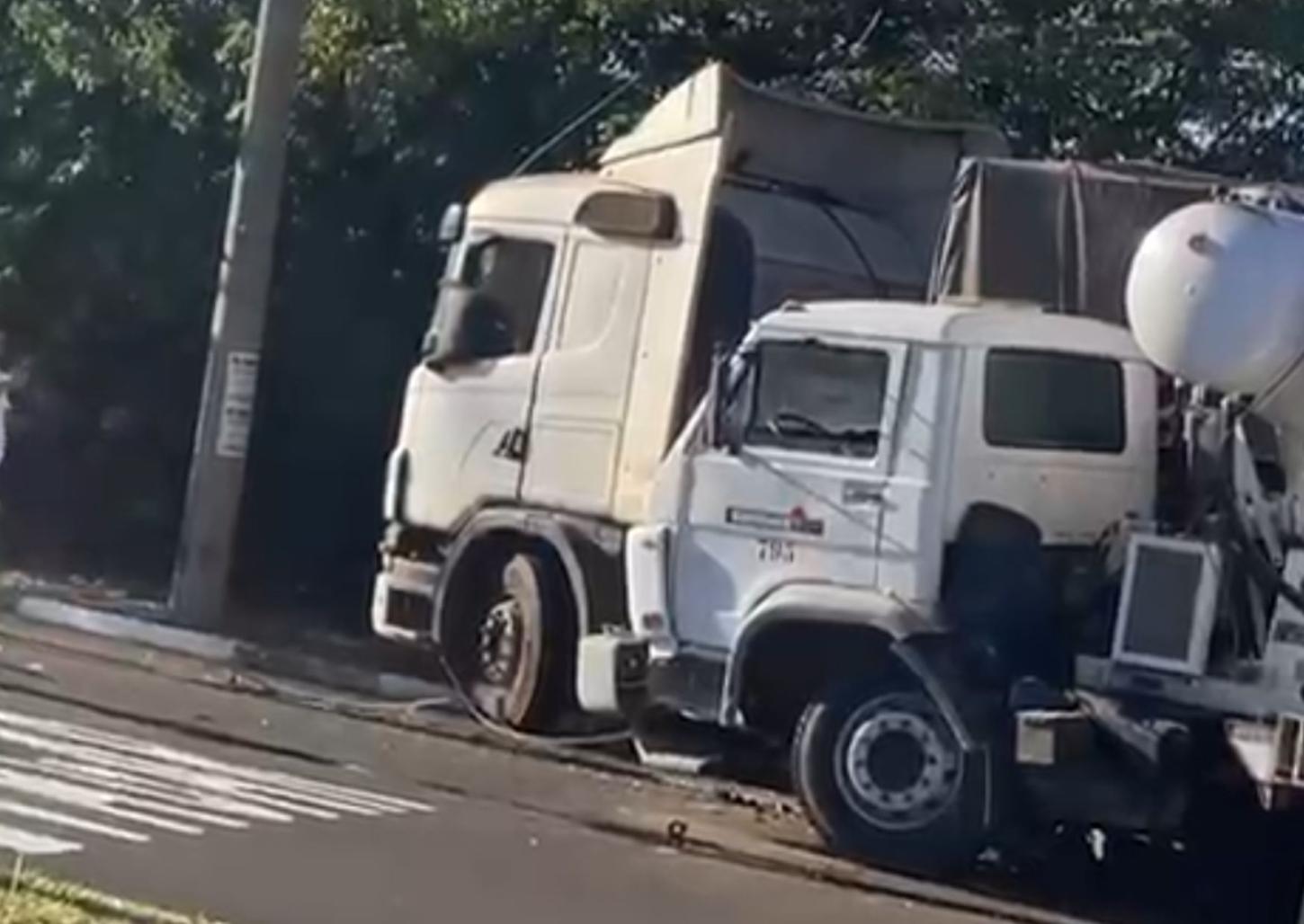 De novo: motorista bate em caminhão estacionado na Emílio Paludetto