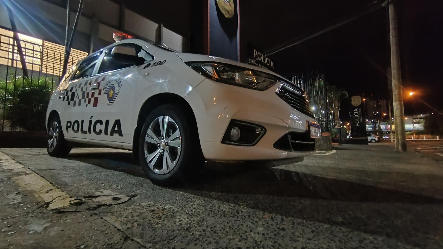 Em dia de fúria, homem ameaça mãe de policial e esfaqueia amigo da vítima