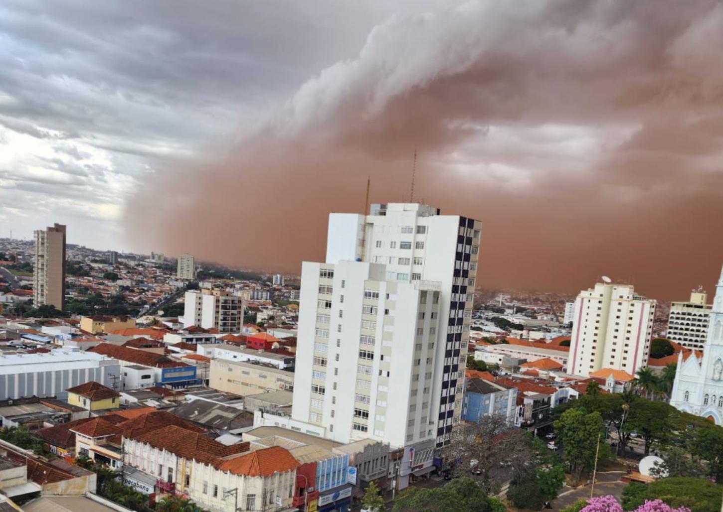 Nuvem de poeira cobre Franca; termômetros devem registrar 9°C