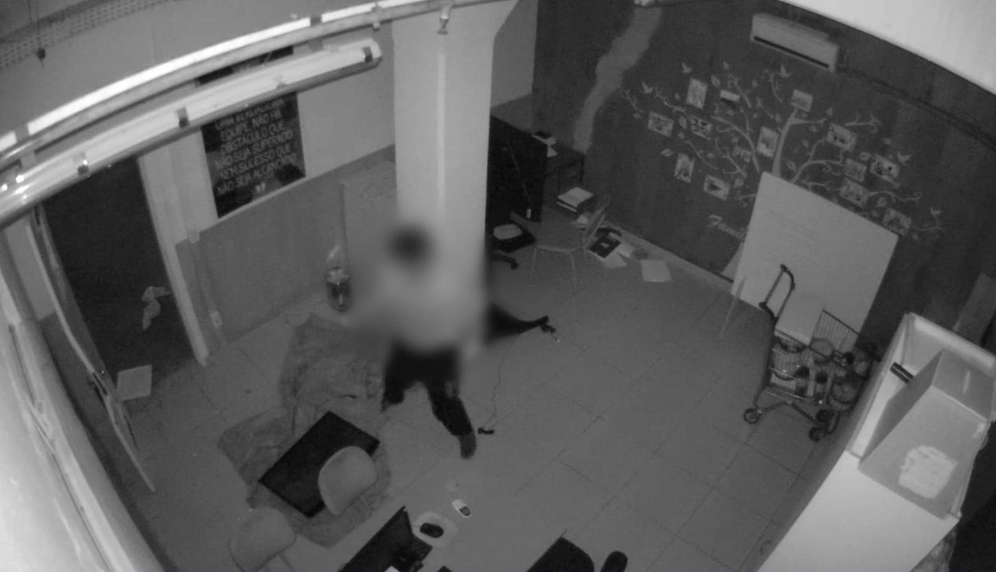 Loja é furtada durante a madrugada na avenida Miguel Sábio de Mello