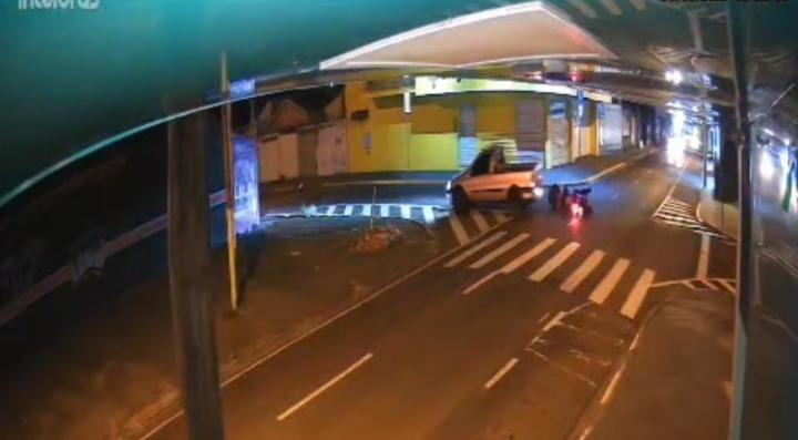 Motorista avança sinal de pare, causa acidente e foge sem prestar socorro