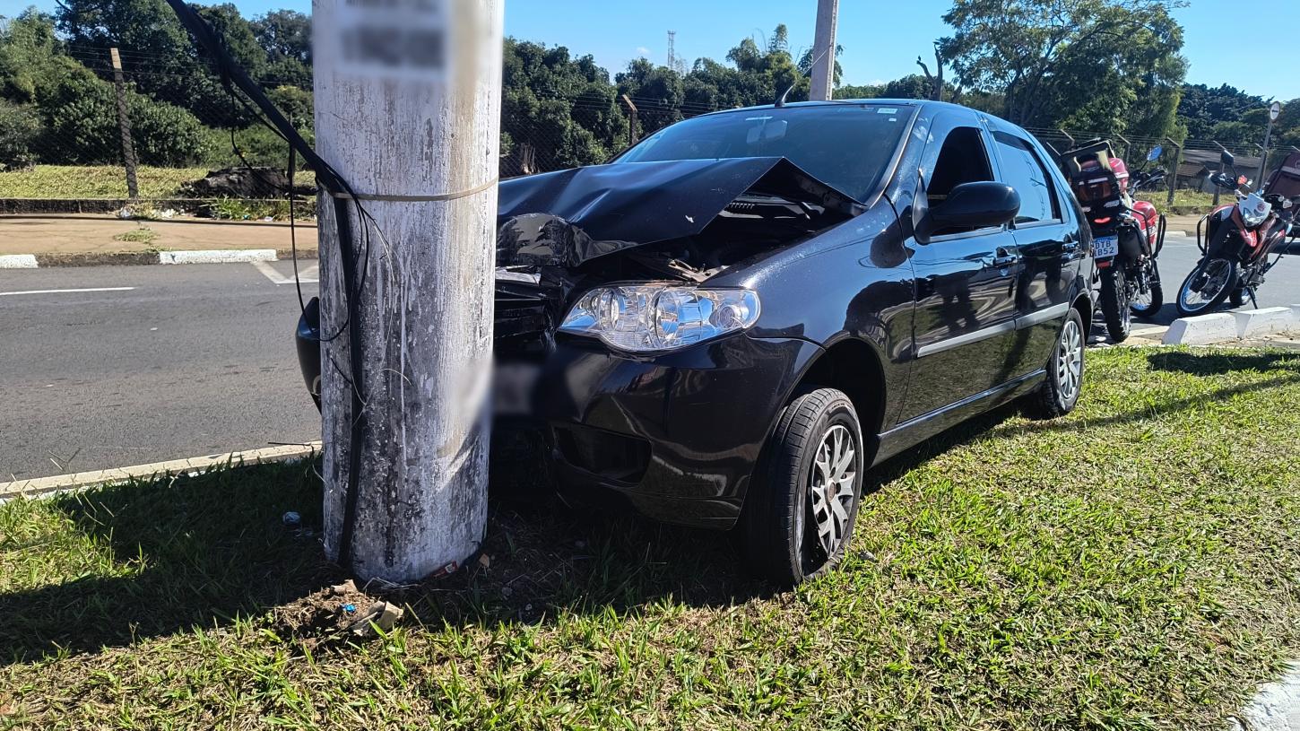 Mulher bate carro em poste na avenida Nelson Nogueira