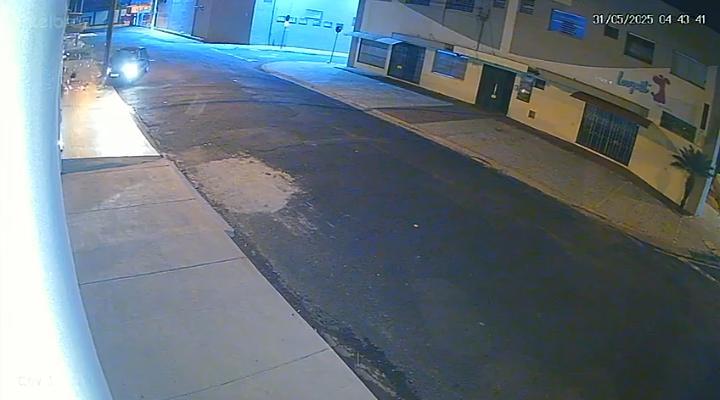 Motorista bate carro em poste durante a madrugada no Jardim Maria Rosa