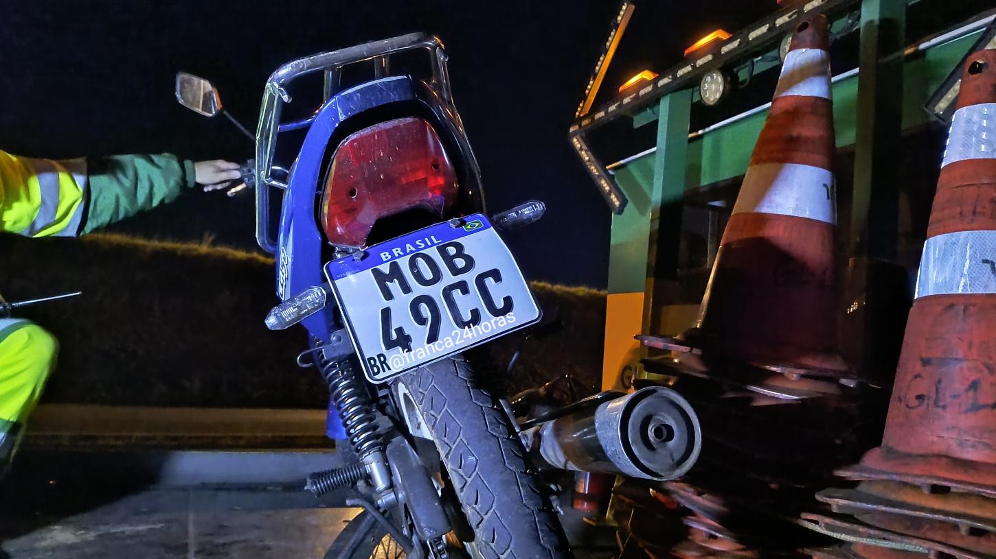 Homem tenta fugir da polícia, bate de frente com carro e quebra a perna