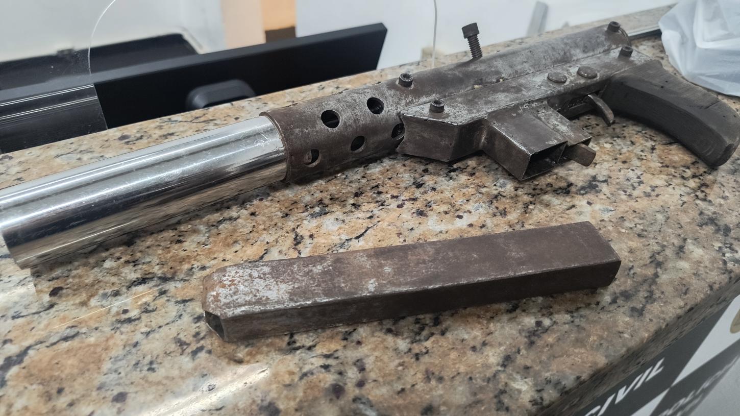 Policiais de Cristais Paulista localizam submetralhadora artesanal