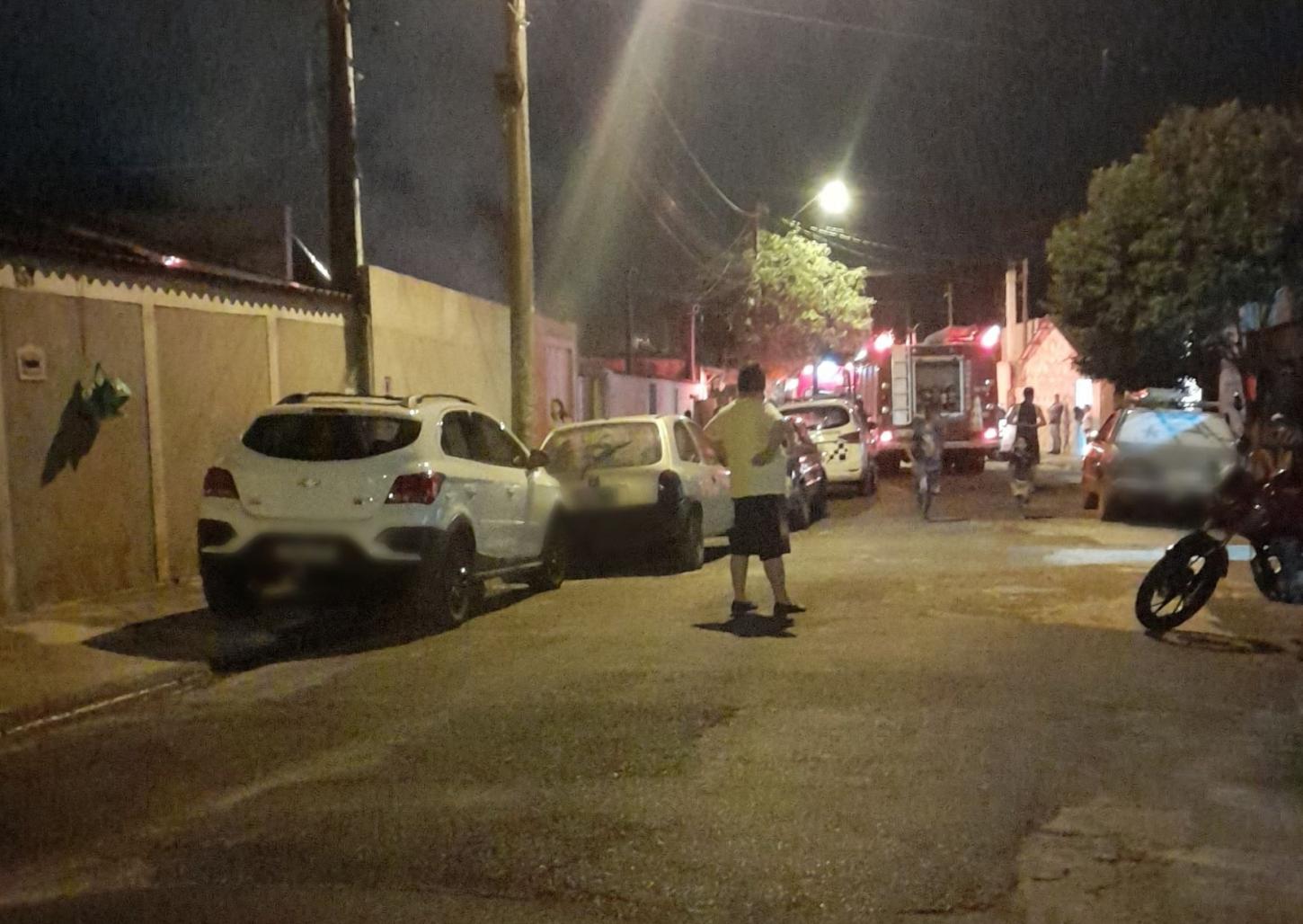 Incêndio em residência mobiliza bombeiros no bairro Miramontes
