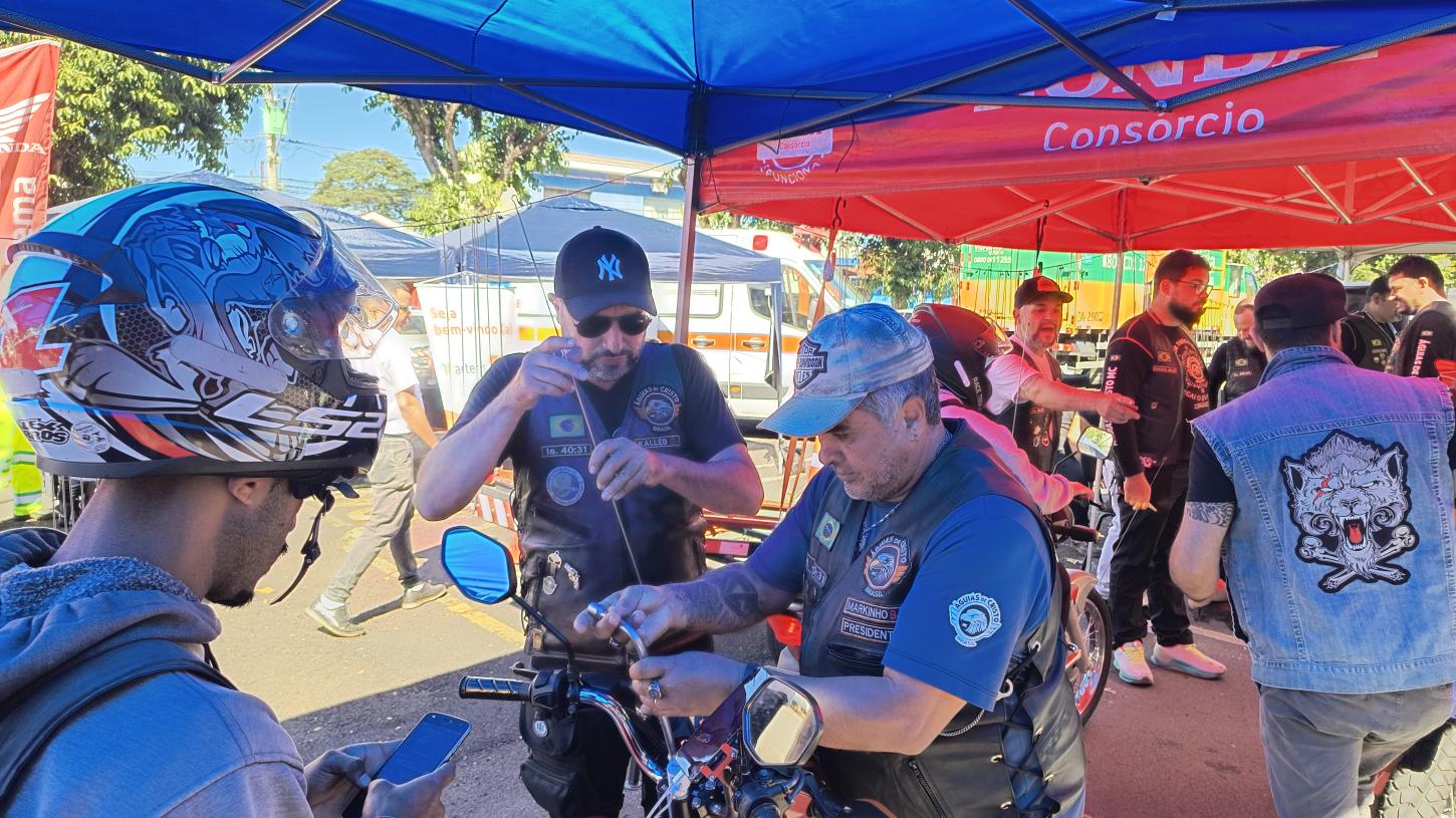 Motoclube Águias de Cristo instala anteninhas para motociclistas