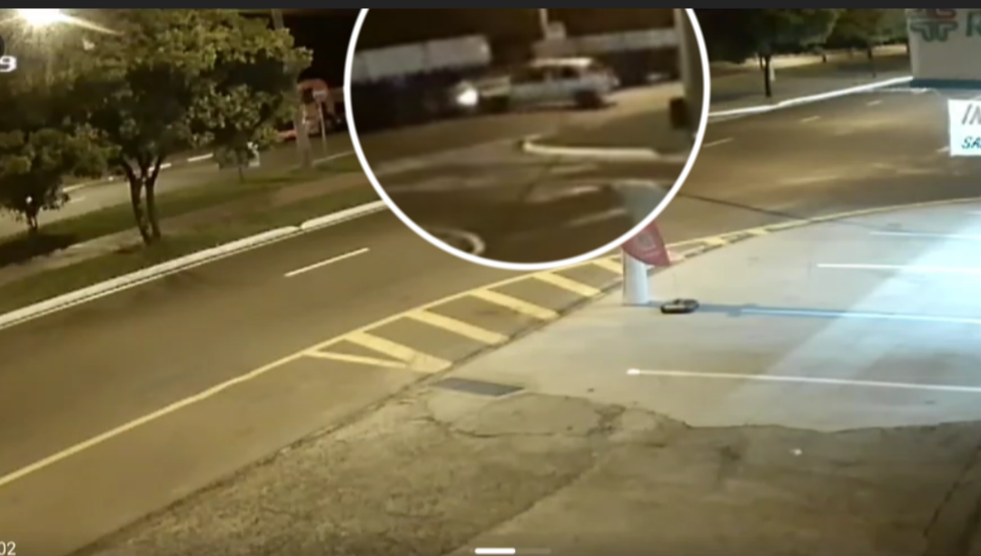 Motorista bate carro em carreta estacionada na Emílio Paludetto