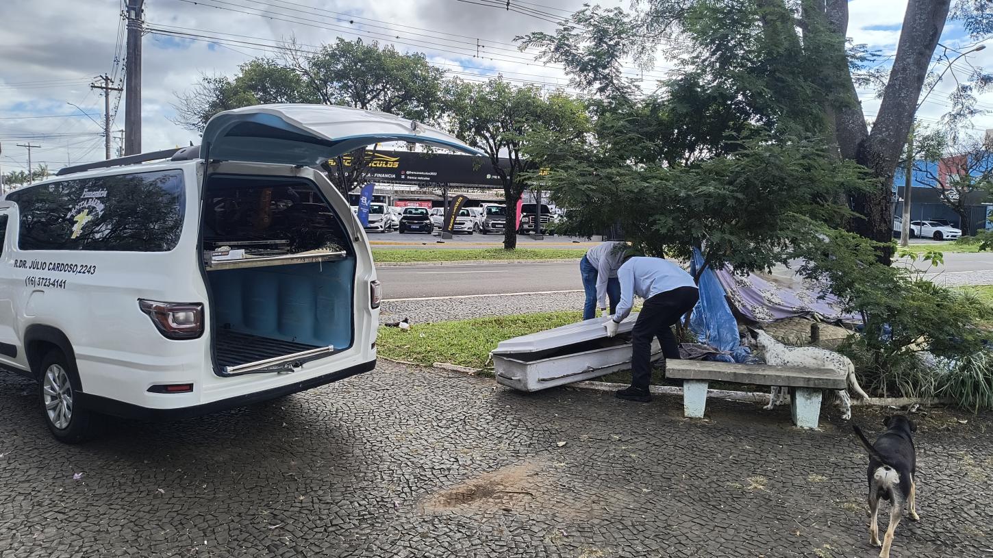 Morador de rua é encontrado morto em barraca na praça 1° de Maio