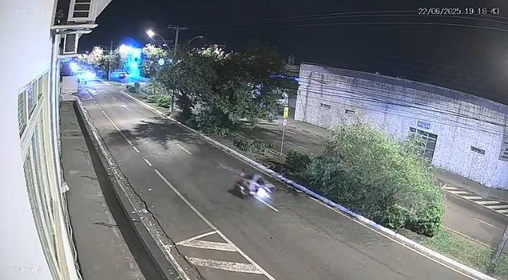 Fio solto causa queda de motoboy na avenida Dom Pedro I