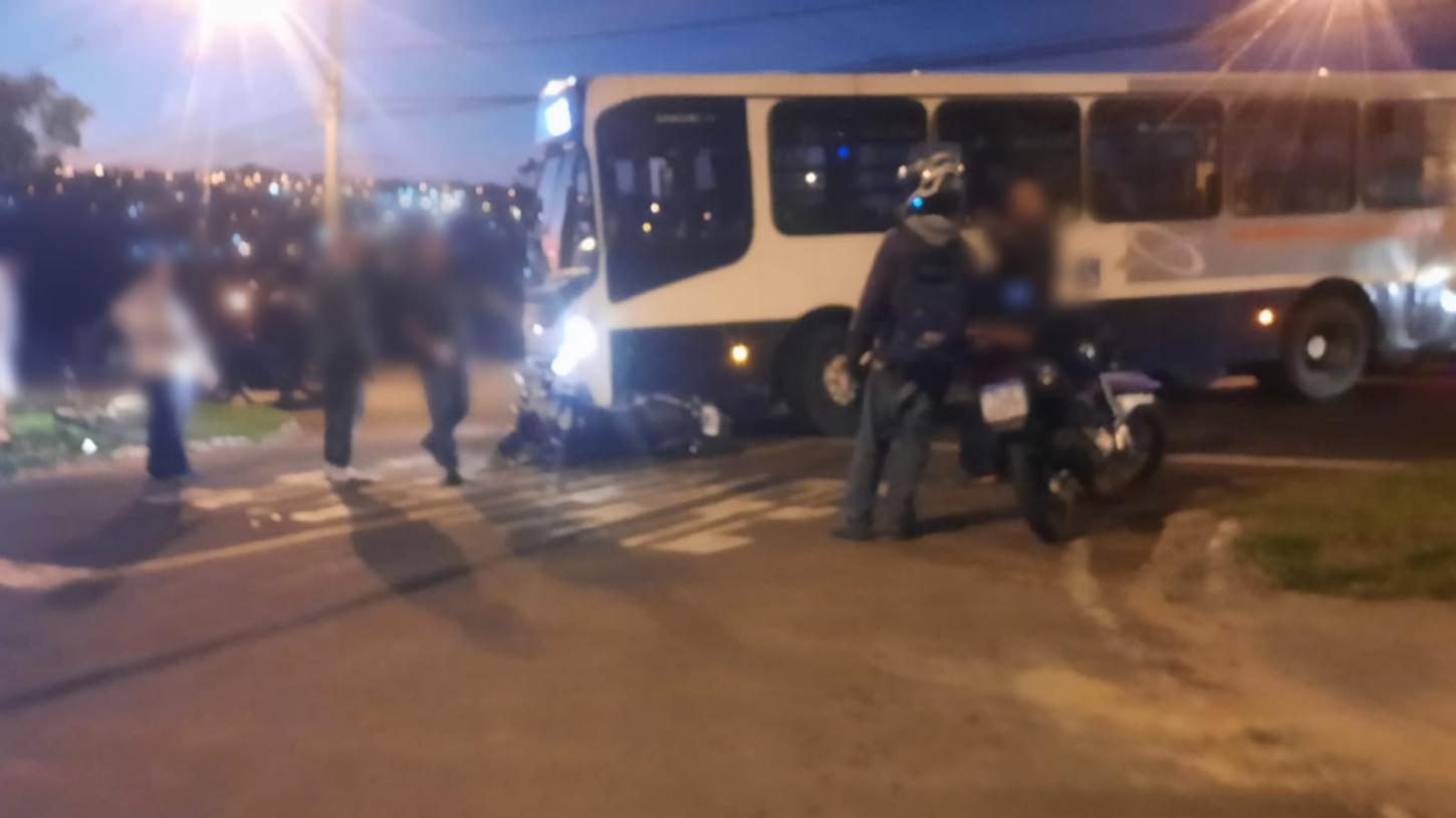 Motociclista fica ferido após colisão com ônibus da São José