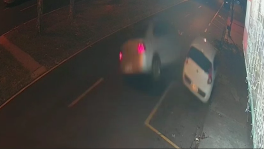 Motorista bate em carro estacionado, capota em avenida e foge