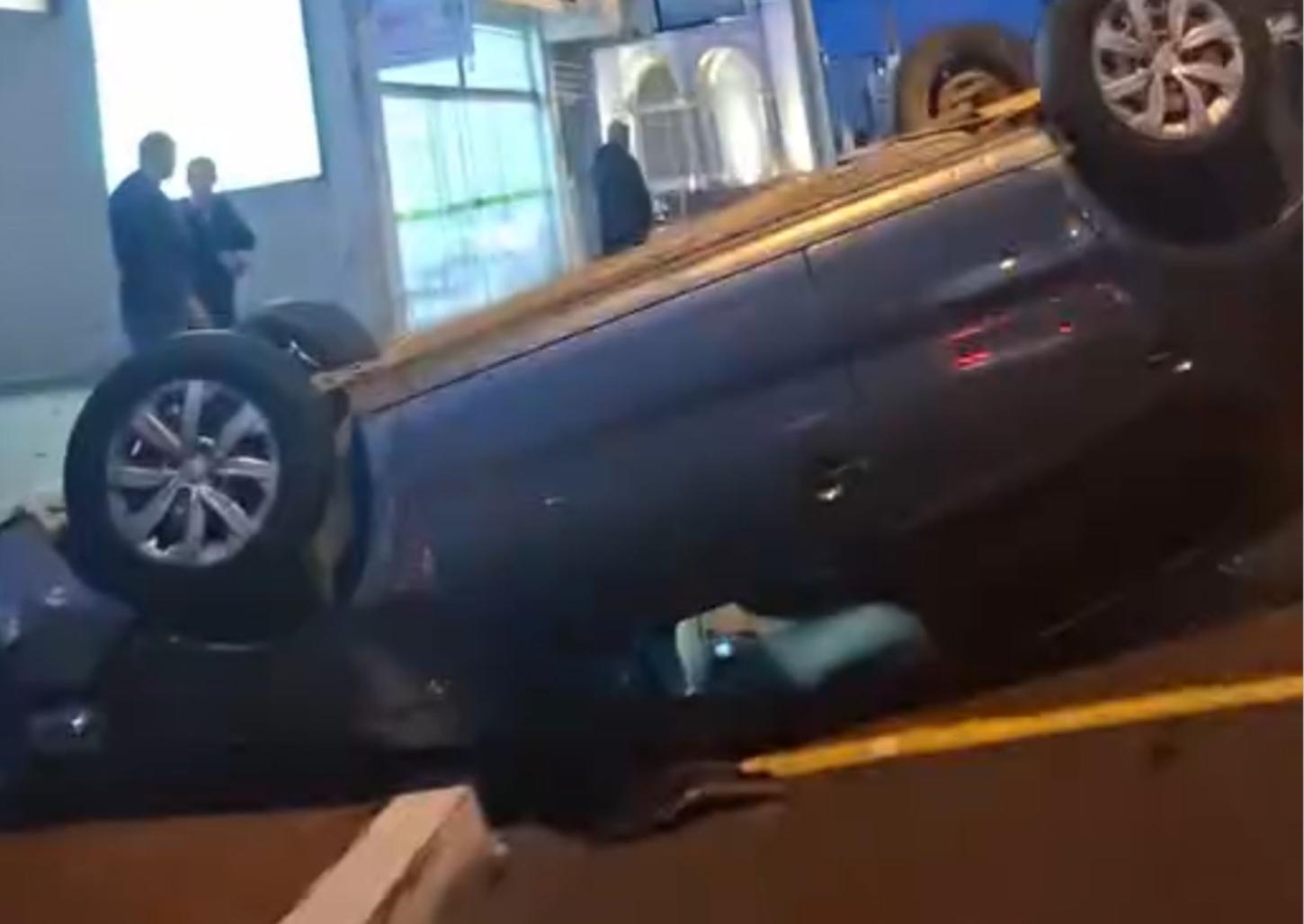 Motorista capota carro na avenida Major Nicácio e foge