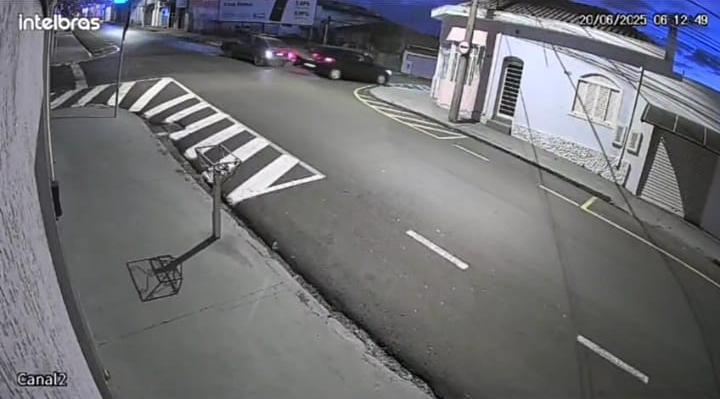 Motorista engata marcha à ré, atinge veículo na Estação e foge