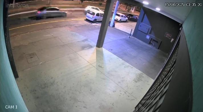 Motorista atinge carro estacionado na avenida Emílio Paludetto e foge