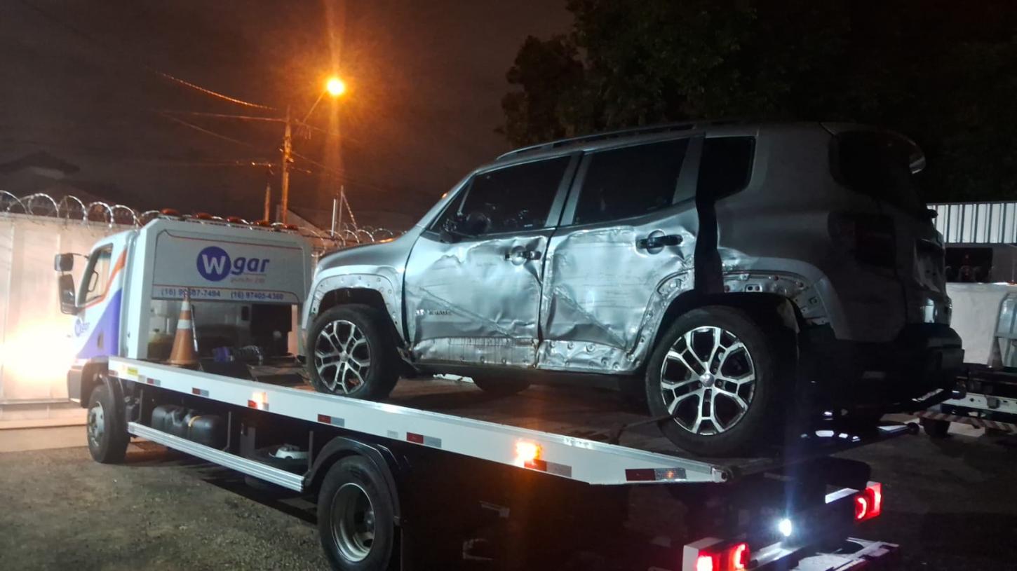 Motorista bate carro em postes na avenida dos Sapateiros
